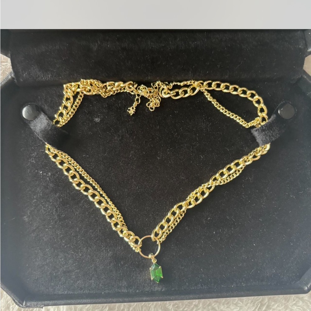 Elegant Gold Necklace with Emerald Green Pendant